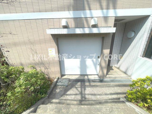 共有部分は、住民なら誰もが使える設備のこと。例えば廊下・外部階段やエントランス・ゴミ置き場などがあります。
