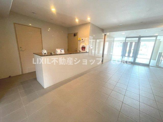 高級感あるエントランス部分になります。オートロックのマンションです。