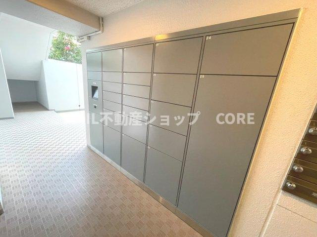 インターネットショッピング等の通信販売をよく利用する人にニーズが高まっている宅配BOXを完備。