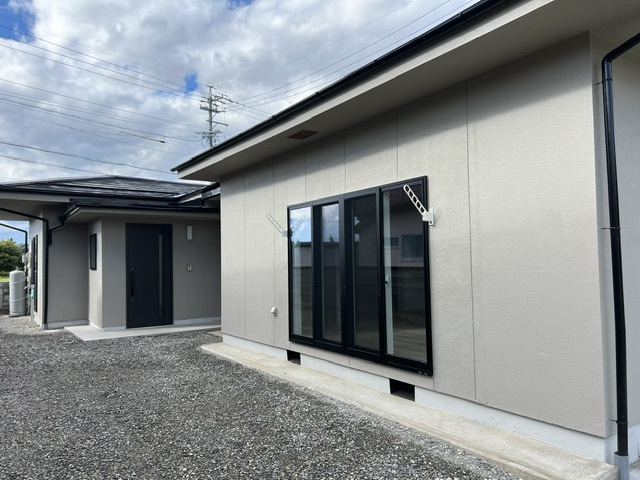 お庭へすぐに干せる便利な物干し付き！家事同線もスムーズな平屋。