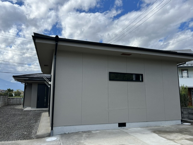 外からの視線をガードする横長窓。防犯性と採光を両立したお住まい。