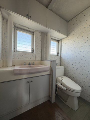 洗面所とトイレになります。