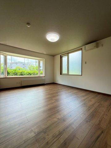 大きなベッドもおける9.8畳の居室♪