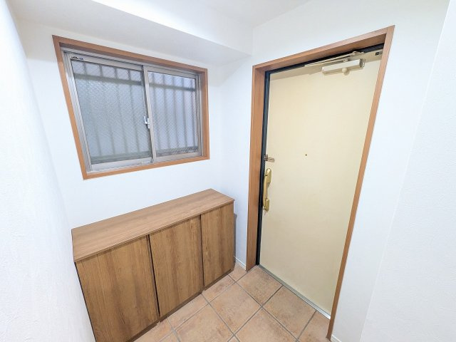 ～玄関は安心のWロックキーを採用～