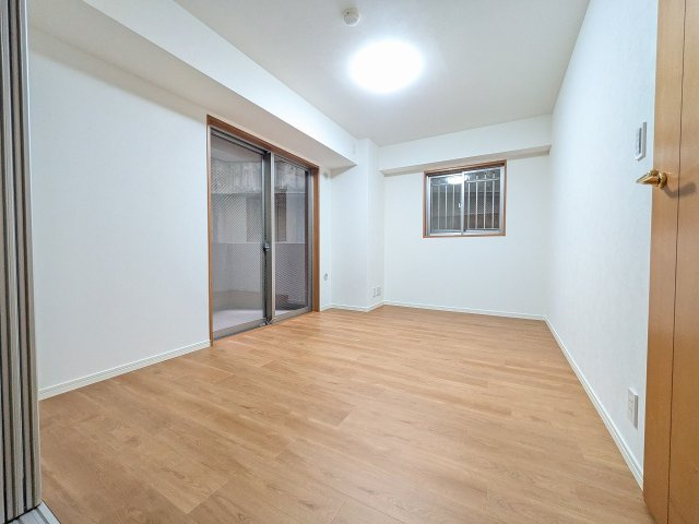 ～7.0帖の主寝室　ベッドなど大型家具のレイアウトもしやすい広さです～
