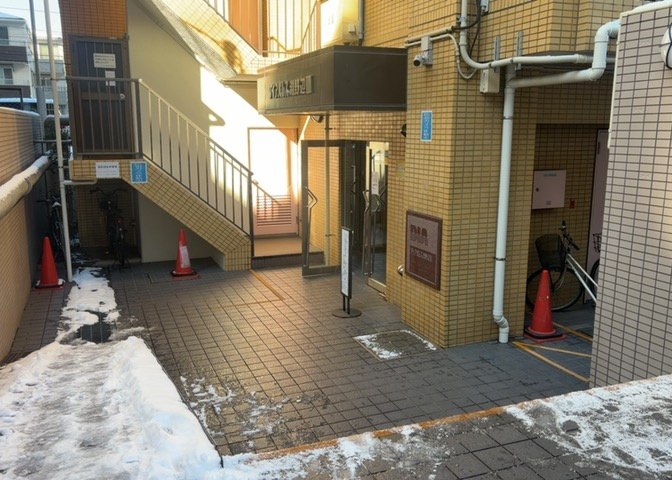 マンションのエントランスには、もともと風よけや防犯の役割がありますが、マンションによって宅配ボックスなどの設備が備わっている所もあります。日々の生活をイメージしながら生活しやすさをチェックしましょう。