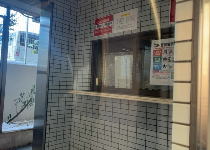受付はマンションコンシェルジュがいる場合もあれば、管理人が滞在する小部屋を総称して呼ぶことがあります。主にエントランスに設置されていることから、防犯面でも期待ができます。防犯設備がない場合はより安心！