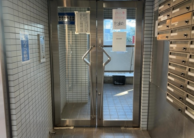 ロビーというと、エントランスと何がちがうの？と思いますよね。実はロビーとエントランスには明確な決まりはありません。物件によっては、エントランスを入って広がるある程度の広さのある空間がロビーとなります。