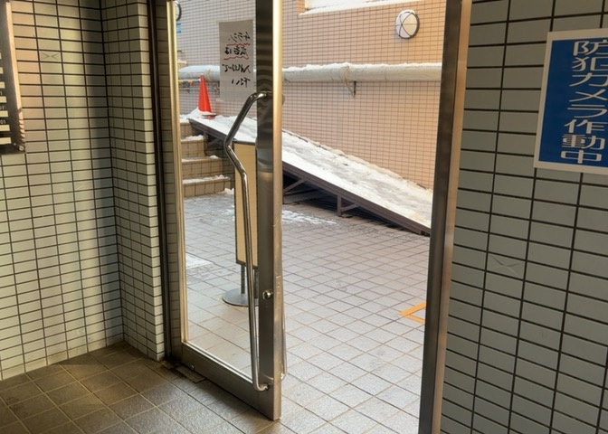 共用部分は、一棟の建物に住む区分所有者全員が共同で所有するとし、共用部分の管理、補修などは、区分所有者で形成される管理組合が行います。個人の判断で勝手に変更することはできませんので覚えておきましょう。
