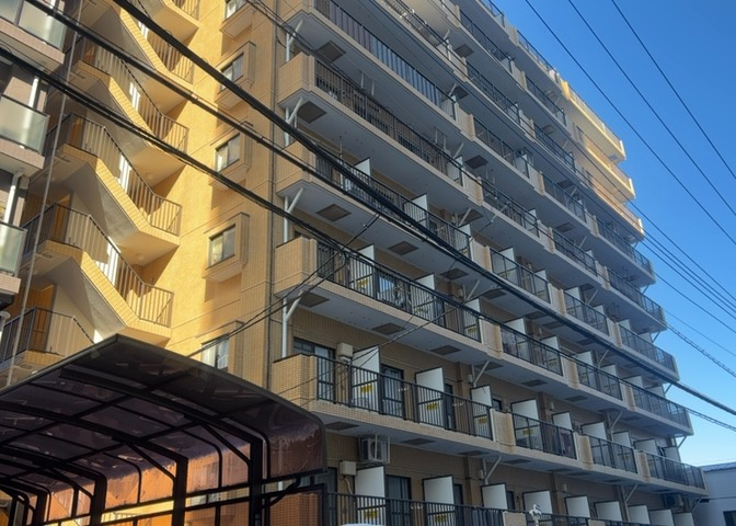 ＲＣ造、Reinforced　Concreteは直訳すると補強されたコンクリートです。主に柱や梁・床・壁が鉄筋とコンクリートで構成おり、鉄筋を組んだ型枠にコンクリートを流し込んで固めたものを指します。