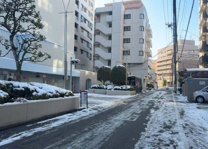 眺望を気にして物件を探す場合、前面に建物が建っていないか現地で確認しましょう！前面に建物があると景色はもちろん、日当たりや風通しにも影響が出てきます。住んだ時のことを想像しながら現地見学をしましょう。