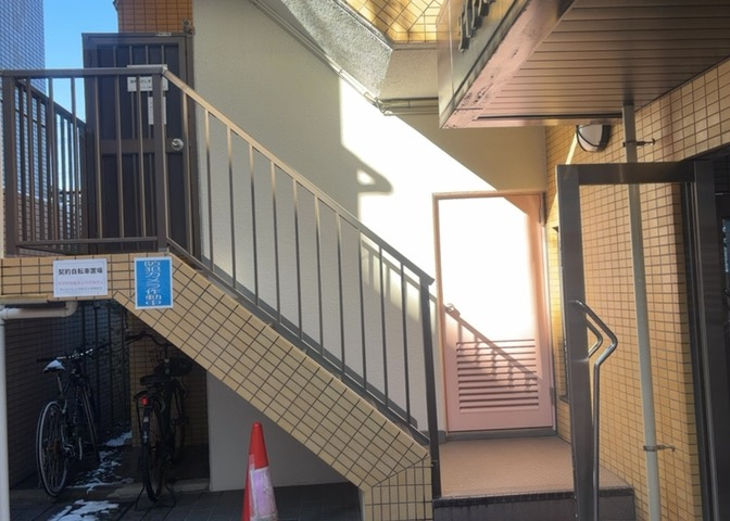 共用部分は、一棟の建物に住む区分所有者全員が共同で所有するとし、共用部分の管理、補修などは、区分所有者で形成される管理組合が行います。個人の判断で勝手に変更することはできませんので覚えておきましょう。