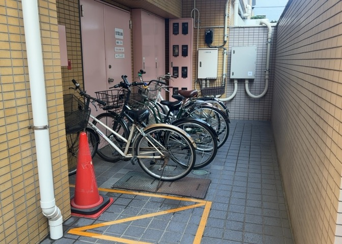 車一台あたりに必要なスペースは、標準サイズの普通自動車で横幅2m50cm、長さ5mは必要になります。ただし、乗降のことも考慮して横幅3m30cm、長さ5m50cmほどは確保できるところを選びましょう。