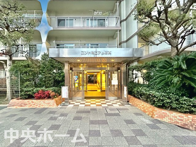 【エントランス】マンションのエントランスは、その物件の印象を決める、顔とも言える場所です。毎日通る場所ですからきれいなのが一番です。エントランス内はオートロックですので暮らしの安全も確保されています。