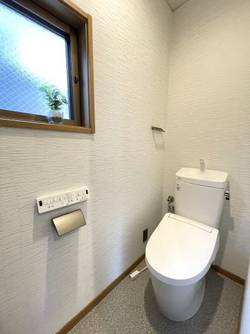 窓もあり換気のしやすいトイレ。トイレは2か所あるので忙しい朝も安心です