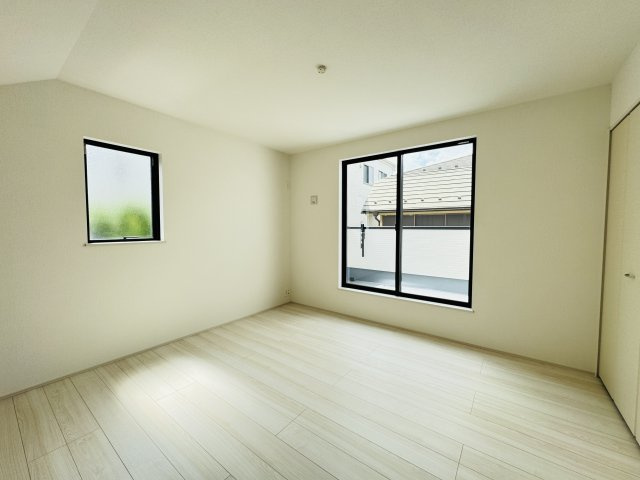 8帖寝室・南西側バルコニー前の明るいお部屋です♪