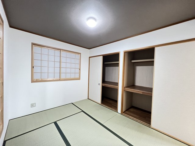 たっぷり押入収納付き