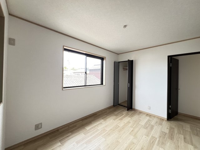 ハンガーパイプ付き収納があります