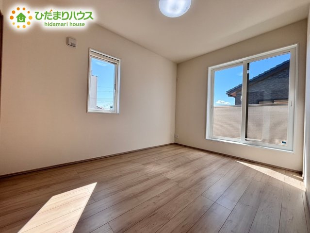 バルコニーに面しているので明るい日差しが差し込みます！