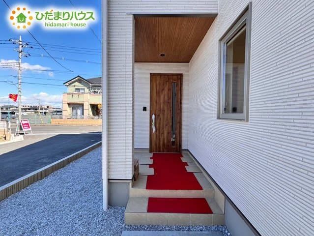 玄関ポーチがあるので、雨の日も濡れずに荷物の受け取りができます！