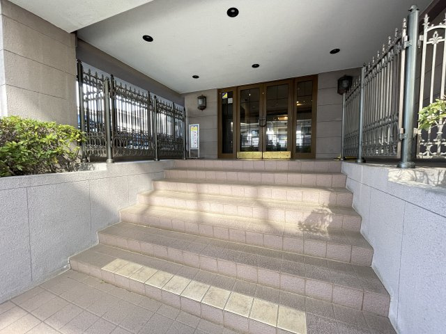 マンションの顔でもある、高級感漂うエントランス。　
