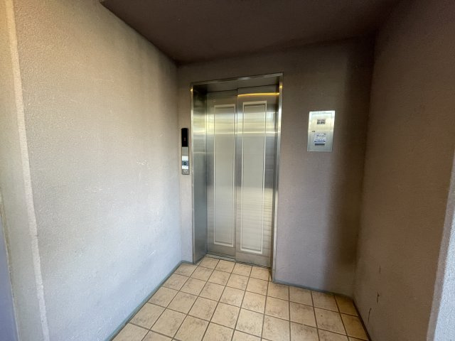 重たい荷物を持っていても、エレベーターがあれば安心です。　