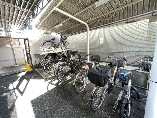 屋根付きの駐輪場で、サビや汚れの心配も不要。　