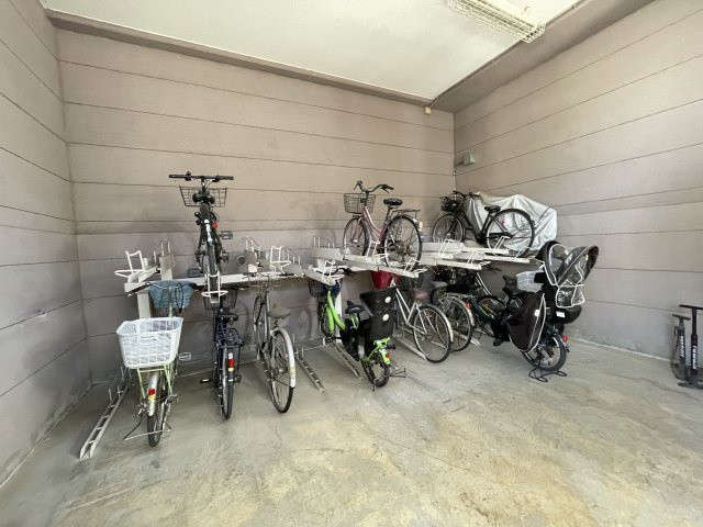 屋根付きの駐輪場で、サビや汚れの心配も不要。　