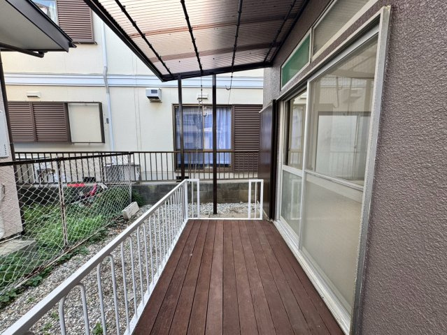 お花のお手入れや家庭菜園などをのびのび楽しめるプライベートなお庭空間！四季折々の自然を身近に感じながら、心豊かで爽やかなひとときを過ごせます。住まう人のライフスタイルに合わせて多目的に使える空間です。