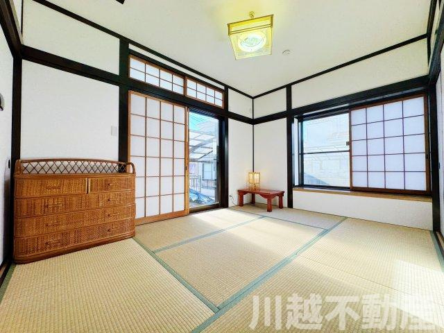 モダンな印象の1階和室はリビングとの続き間です