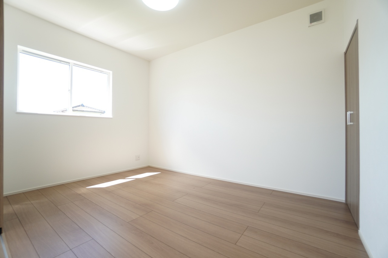 1階6帖洋室。収納あり、小さなお子様を遊ばせる部屋や1階の寝室としても利用できます。※類似物件の参考画像です。