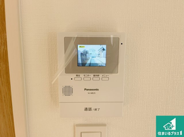 カラーモニターインターホン！声だけでなく来訪者の姿や顔がモニターで確認できるので、小さなお子様がいらっしゃるご家庭でも安心できます！