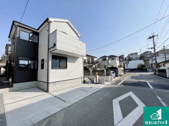 周辺は閑静な住宅街！前面道路広々で車の出し入れも便利です。駐車が苦手な方でも安心して車庫入れできます！