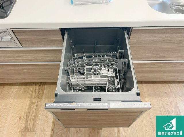 食事後の一仕事、食器洗いをボタン一つでお任せできちゃいます！場所を取らないビルトイン式なので、お料理スペースもしっかり確保！
