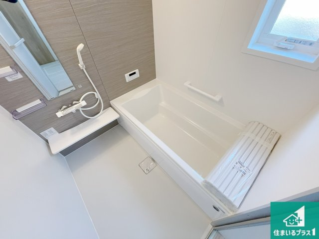足をゆったり伸ばして寛げる浴槽です。窓が設けられていますので差し込む光が明るく穏やかな雰囲気にしてくれます♪浴室乾燥機も設置しているので、雨の日の洗濯物も安心です♪