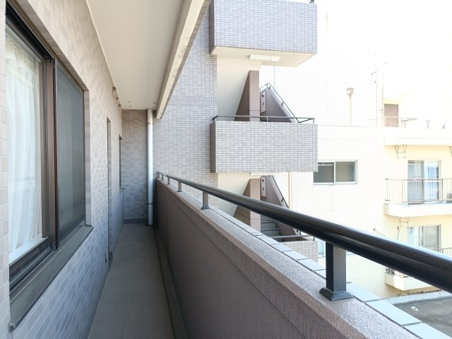 【バルコニー】　陰干ししやすい北向きバルコニー。夏でも比較的涼しく、晴れた日の日中はやわらかい光がお部屋に届きます。