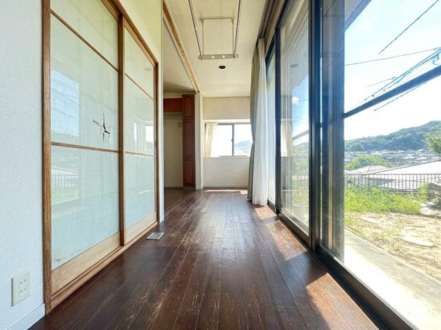 陽当たりの良い縁側は、室内と庭をゆるやかにつなぐ心地よい空間。季節の風や自然を身近に感じながら思い思いの時間を楽しめます。洗濯物を干したり、室内への採光を確保したりと、暮らしにゆとりを与えてくれます。