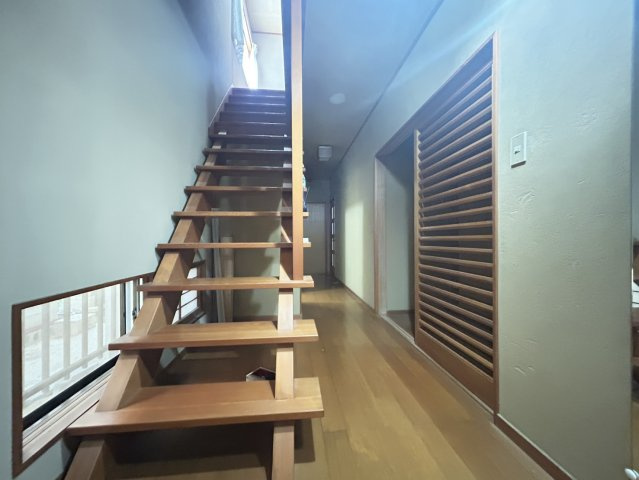 木の温もりを感じられるオープン階段は、圧迫感が少なく住まいに開放感を演出。吹き抜けから自然光が差し込み、明るく心地よい空間が広がります。上下階の移動も快適で、住まい全体にゆとりを感じられる設計です。