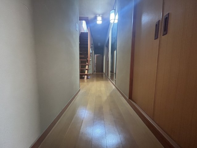 ゆとりある幅を確保した廊下は、各居室への移動もスムーズ。収納スペースも備えられており、日用品や掃除道具などをすっきり整理できます。住まい全体に落ち着いた雰囲気が広がり、スッキリとした空間を演出します。