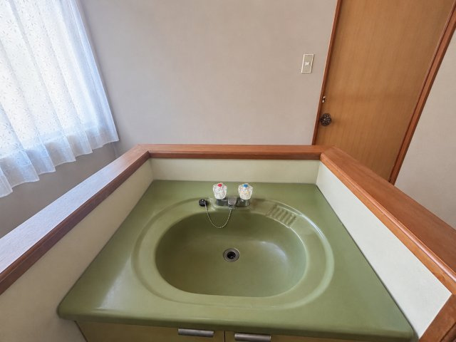 2階にも洗面台を設置しているため、朝の身支度や就寝前の手洗いなどをスムーズに行えます。ご家族で生活時間が異なる場合でも使いやすく、忙しい朝にも便利な設備で、毎日の暮らしをより便利にサポートします。