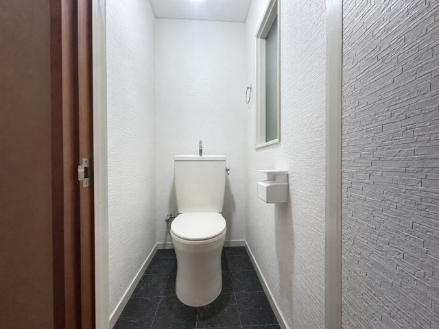 2階にもトイレを備えているため、ご家族が多いご家庭でも混雑を避けやすく、朝の身支度や就寝時も階段の上り下りが不要で快適です。清潔感のある内装へリフォームされており、毎日気持ちよくご利用いただけます。