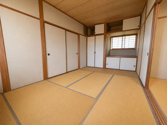 2階の和室はゆとりある広さに加え、豊富な押入れと天袋収納を備えた使い勝手の良い空間です。隣室との続き間として広々利用でき、寝室や子ども部屋などご家族のライフスタイルに合わせて幅広く活用いただけます。