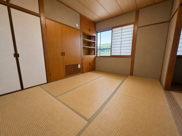 収納棚や押入を備え、居室としてはもちろん、書斎や趣味の部屋などライフスタイルに合わせて柔軟に利用できます。隣接する和室と一体利用できる続き間は、開放感のある空間づくりが可能となっています。