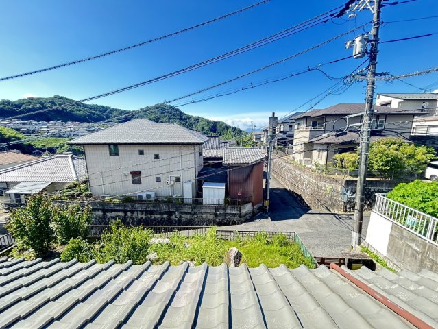 高台ならではの開放感ある眺望が魅力。遠くの山並みや広い空を望み、四季の移ろいを身近に感じられる住環境です。周囲には高い建物が少なく、陽当たりや風通しにも恵まれ、毎日の暮らしを心地よく彩ります。