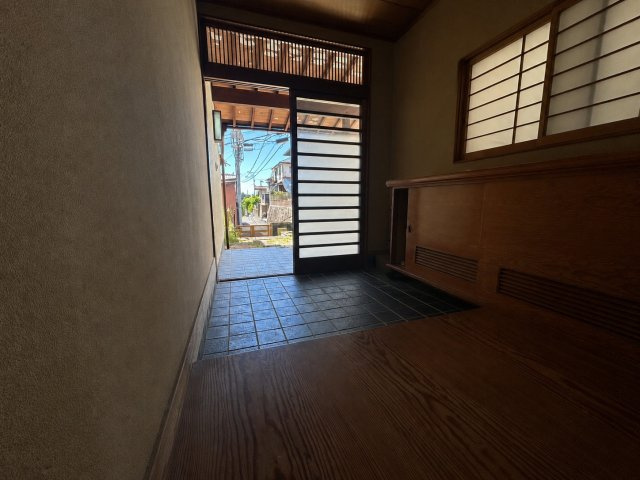 広さにゆとりのある玄関ホールは、採光を取り込みながら明るく開放的な印象です。室内へスムーズにつながる動線で毎日の出入りも快適。来客時も窮屈さを感じにくく、住まい全体に落ち着いた和の雰囲気を演出します。