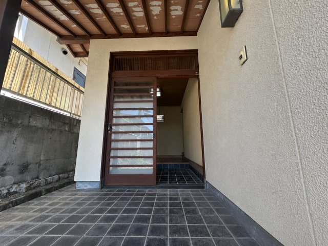 屋根付きのゆとりある玄関アプローチは、雨の日でも落ち着いて出入りできる安心設計。広めのポーチは荷物の持ち運びやベビーカーの利用もしやすく、ご家族や来客を気持ちよく迎えられる住まいの顔です。