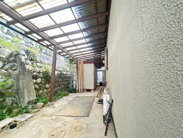屋根付きの屋外スペースは、自転車やアウトドア用品の保管場所としても活躍します。物置も備えているため、季節用品やガーデニング用品などをすっきり収納でき、趣味のスペースとしても活用できます。