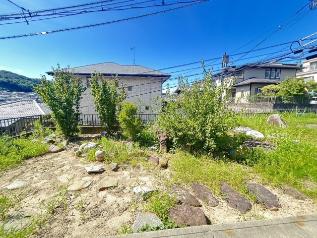 ゆとりあるお庭は、ガーデニングや家庭菜園、お子様の遊び場など多彩に活用可能。季節の草花を育てたり、休日にゆったり過ごしたりと、豊かな暮らしを楽しめます。周囲の目を気にせず過ごせるのもポイント。