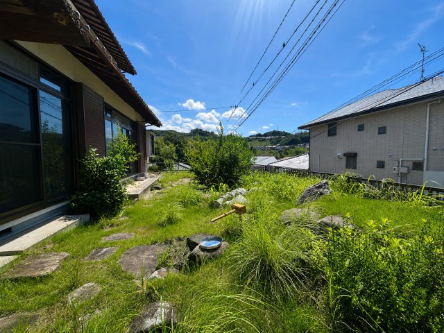 広々とした庭はガーデニングや家庭菜園、お子様の遊び場など多彩に活用可能。陽当たりと開放感に恵まれ、四季折々の自然を身近に感じながら、ご家族でゆったりとした時間を楽しめる贅沢な空間です。