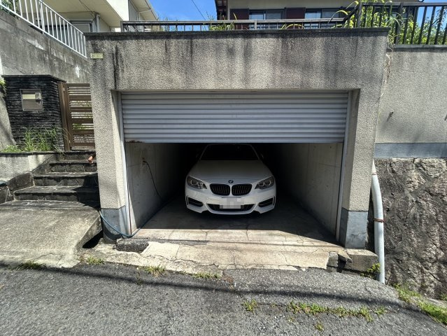 大切なお車を雨や紫外線から守れるシャッター付きガレージを完備。防犯性にも配慮されており、車好きの方にも嬉しい設備です。アウトドア用品やタイヤなどの収納スペースとしても活用できます。